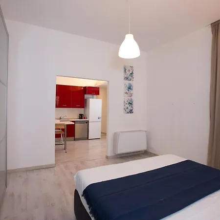 Elegant Little - Center - M4 Station Apartmán *